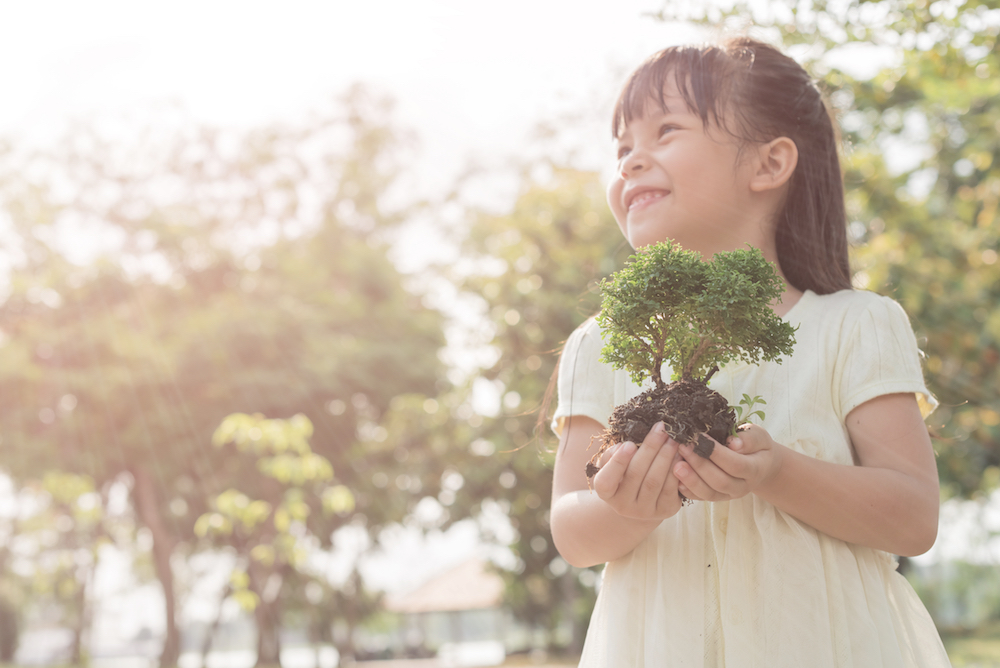 fillette-avec-plante-engagement