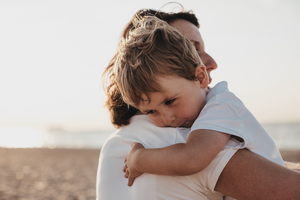 enfant-et-femme-dans-les-bras