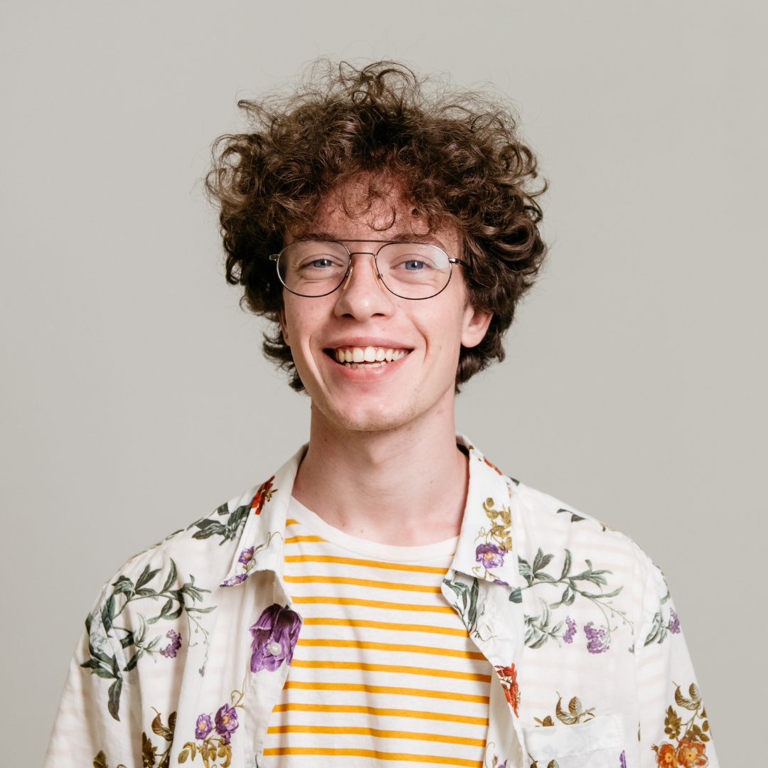 Jeune-rayonniste-en-pharmacie