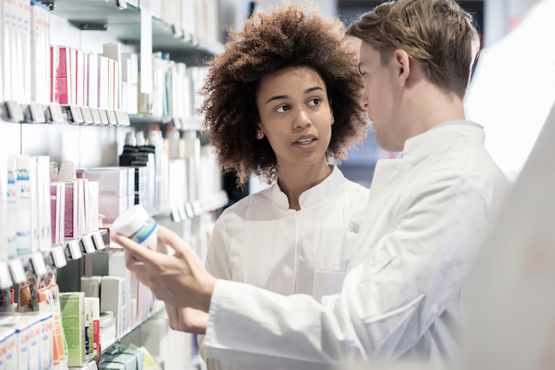 deux-preparateurs-en-pharmacie